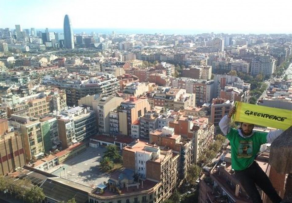 Spagna, attivisti Greenpeace scalano la Sagrada Familia