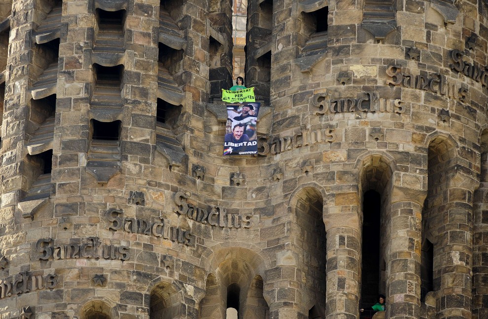 Spagna, attivisti Greenpeace scalano la Sagrada Familia