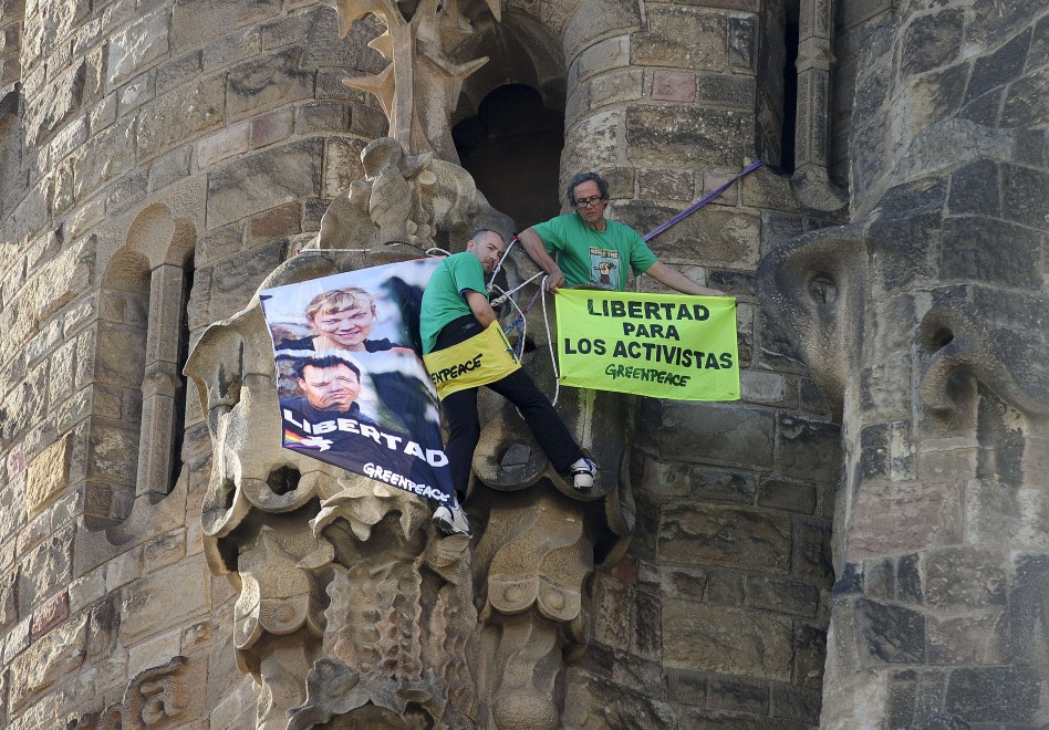Spagna, attivisti Greenpeace scalano la Sagrada Familia