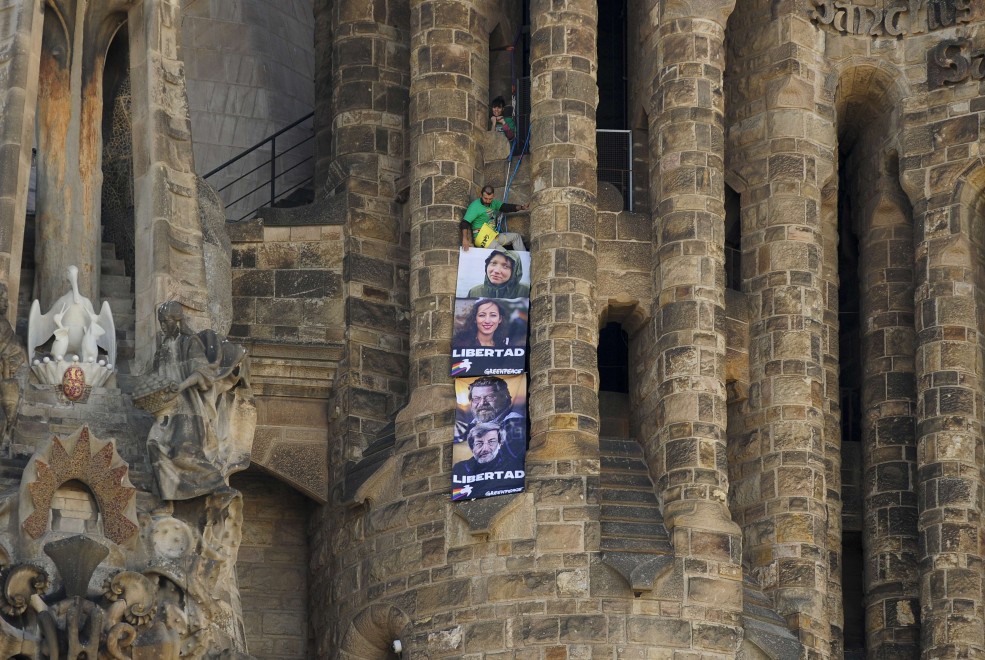Spagna, attivisti Greenpeace scalano la Sagrada Familia