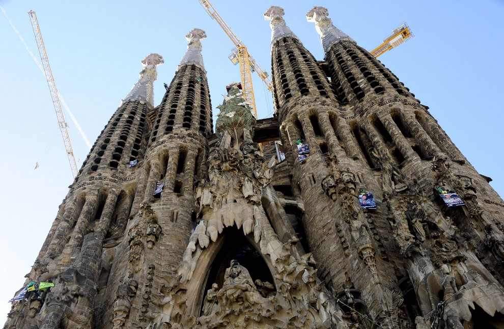 Spagna, attivisti Greenpeace scalano la Sagrada Familia