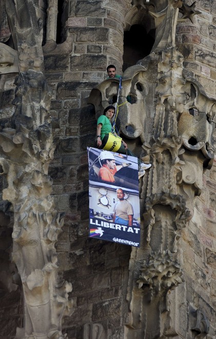 Spagna, attivisti Greenpeace scalano la Sagrada Familia