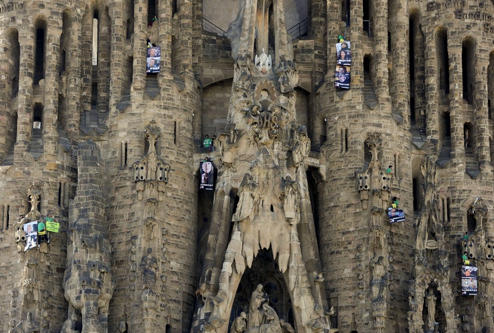 Spagna, attivisti Greenpeace scalano la Sagrada Familia