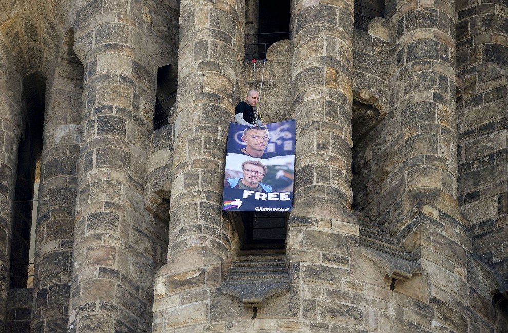 Spagna, attivisti Greenpeace scalano la Sagrada Familia