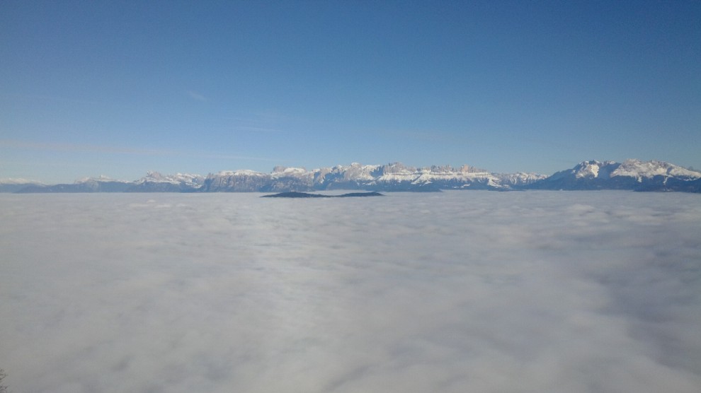 Spettacolo sulle Dolomiti: un mare di nuvole