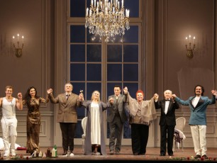La Scala, una Traviata tormentata. Violetta e Alfredo amanti in cucina