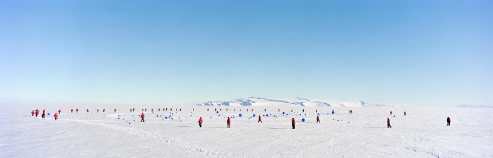 L'installazione al Polo Sud: le stelle sono enormi sfere blu