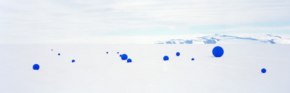L'installazione al Polo Sud: le stelle sono enormi sfere blu