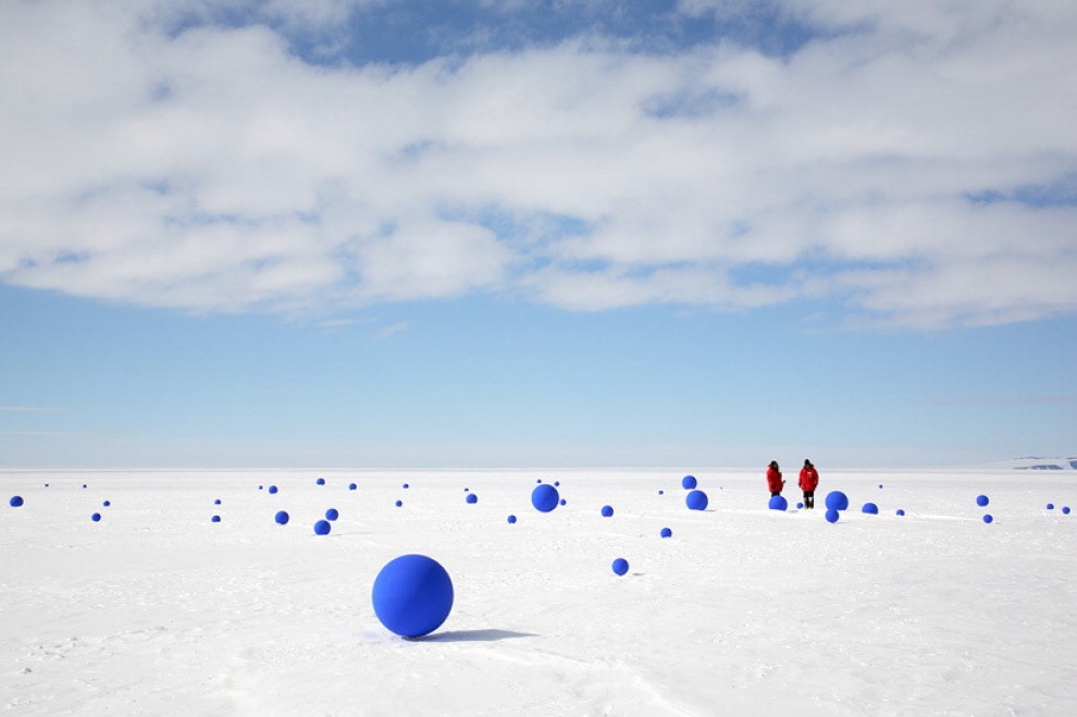 L'installazione al Polo Sud: le stelle sono enormi sfere blu