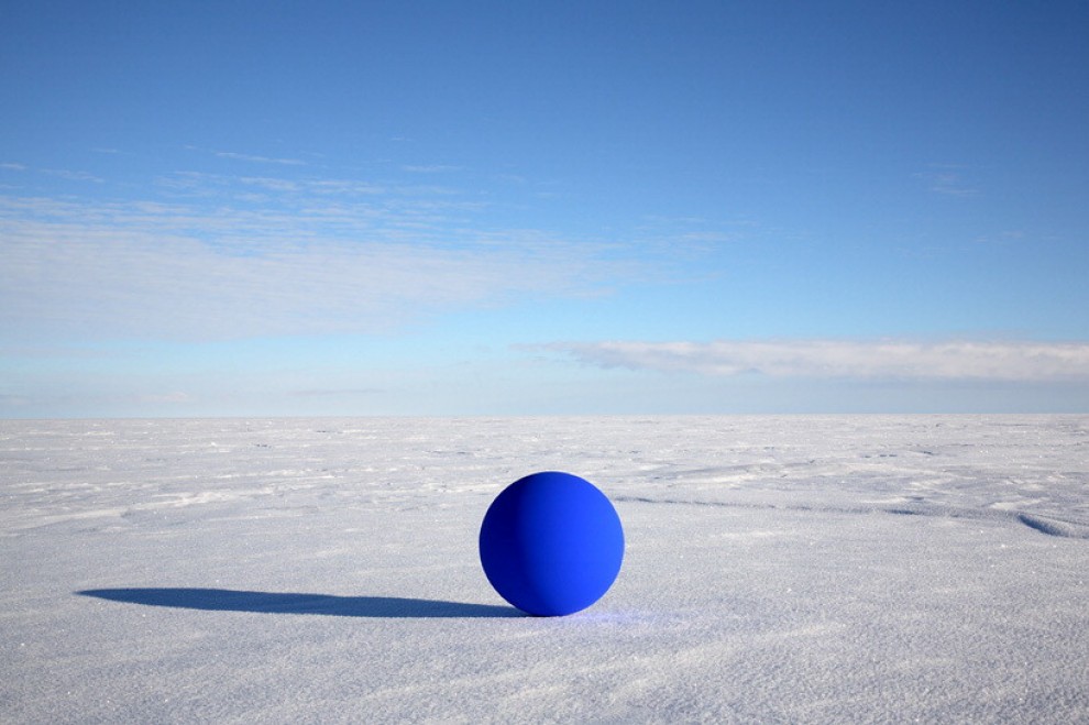 L'installazione al Polo Sud: le stelle sono enormi sfere blu