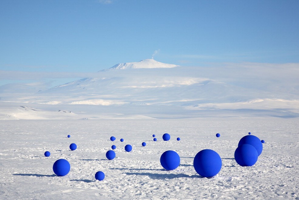 L'installazione al Polo Sud: le stelle sono enormi sfere blu