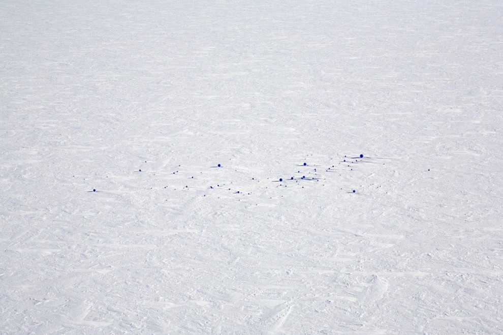L'installazione al Polo Sud: le stelle sono enormi sfere blu