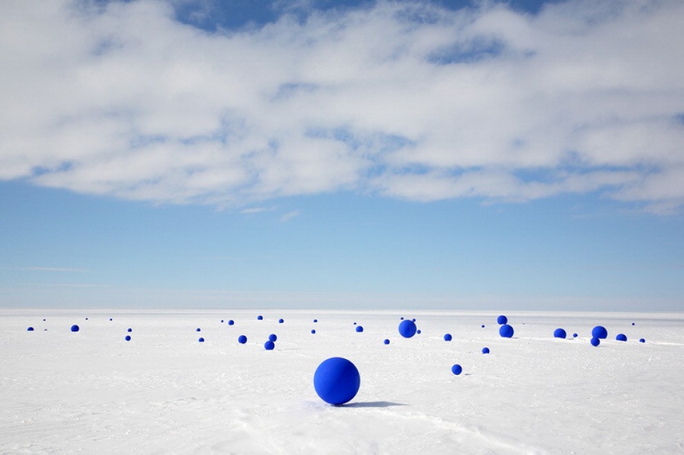 L'installazione al Polo Sud: le stelle sono enormi sfere blu