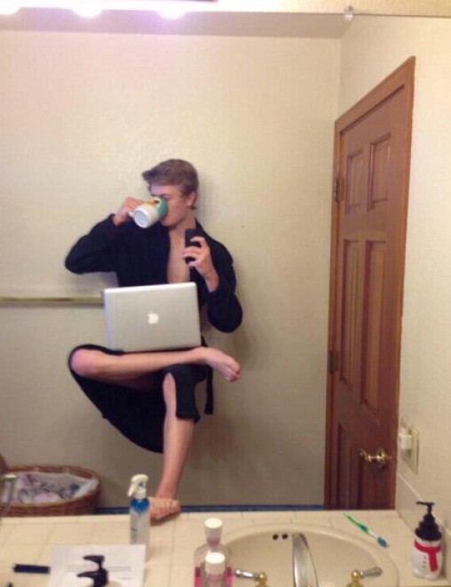 Quando il selfie &egrave; estremo: l'autoscatto &egrave; acrobatico