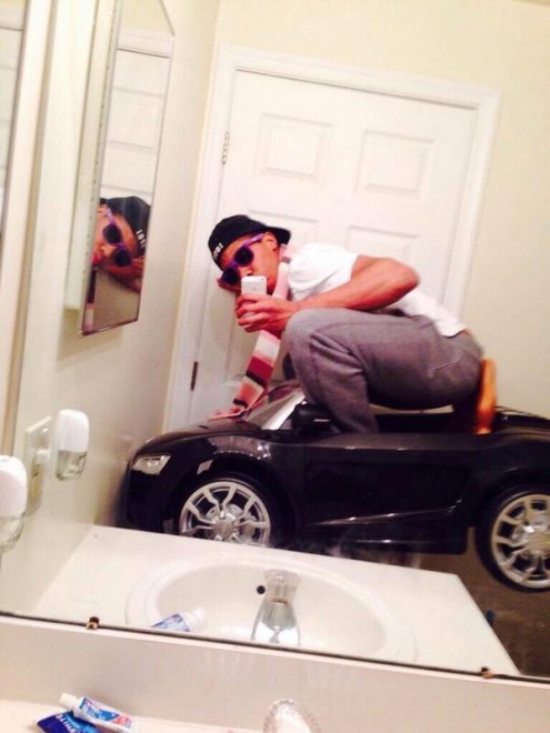 Quando il selfie &egrave; estremo: l'autoscatto &egrave; acrobatico