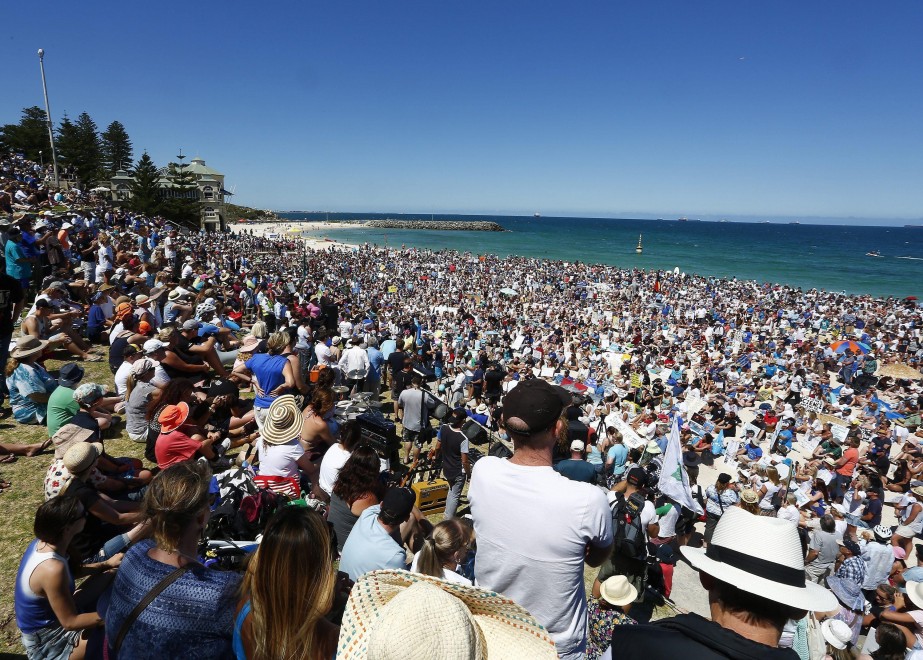 Australia, migliaia in spiaggia per difendere gli squali