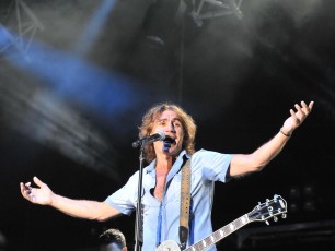 Ligabue, la prima volta al Festival. L'omaggio a De André e ai cantautori del Club Sanremo