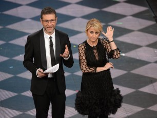 Sanremo, serata nostalgia dalle Kessler alla Valeri. E con Baglioni canta tutto l'Ariston
