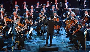 La gara riparte, tributo Abbado. Sorpresa flash mob, il vaffa di Luciana
