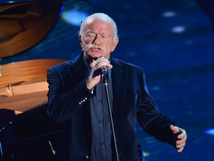Sanremo, Ron e Gino Paoli incantano l'Ariston. Nuove Proposte, vince Rocco Hunt