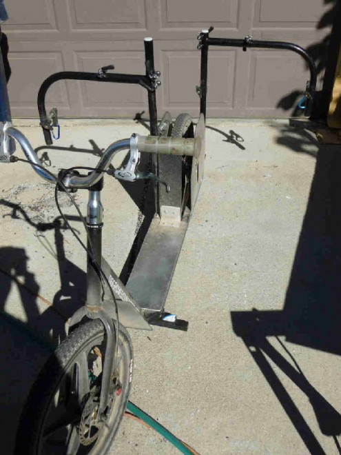 La bici-monopattino per cani e padroni: la pedalata a ritmo