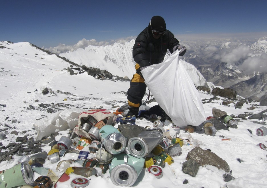 Immondizia sul tetto del mondo: ripulita la cima dell'Everest