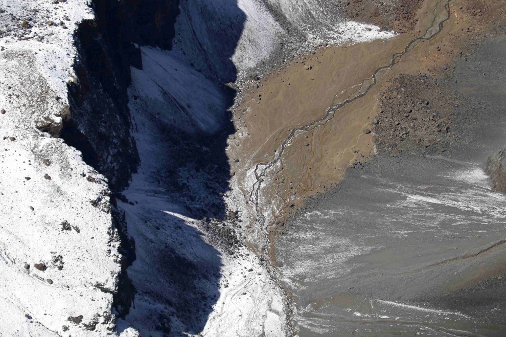 Cile, a difesa dei ghiacciai: una bandiera di Greenpeace in vetta