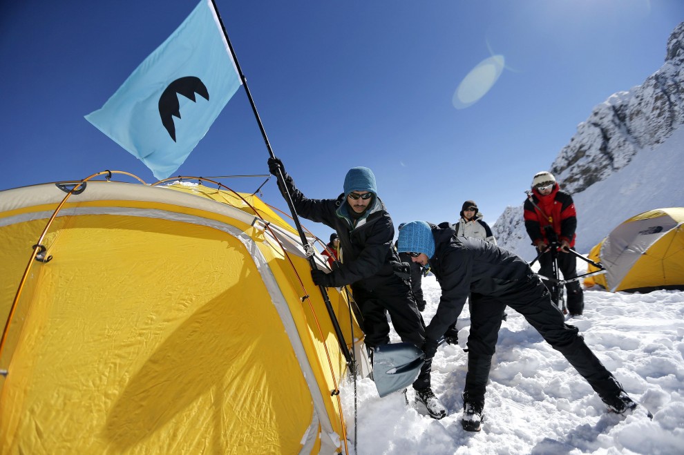 Cile, a difesa dei ghiacciai: una bandiera di Greenpeace in vetta