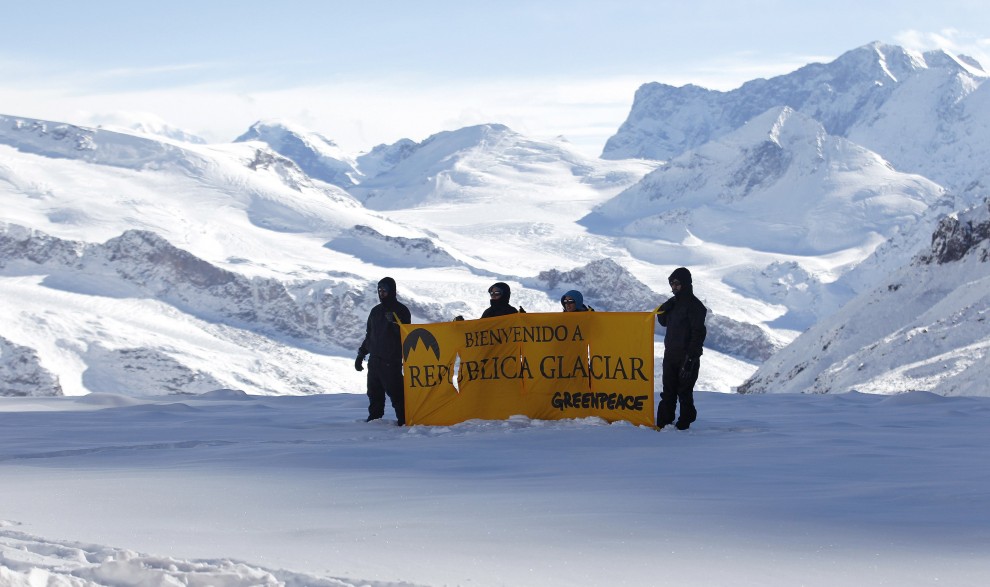 Cile, a difesa dei ghiacciai: una bandiera di Greenpeace in vetta