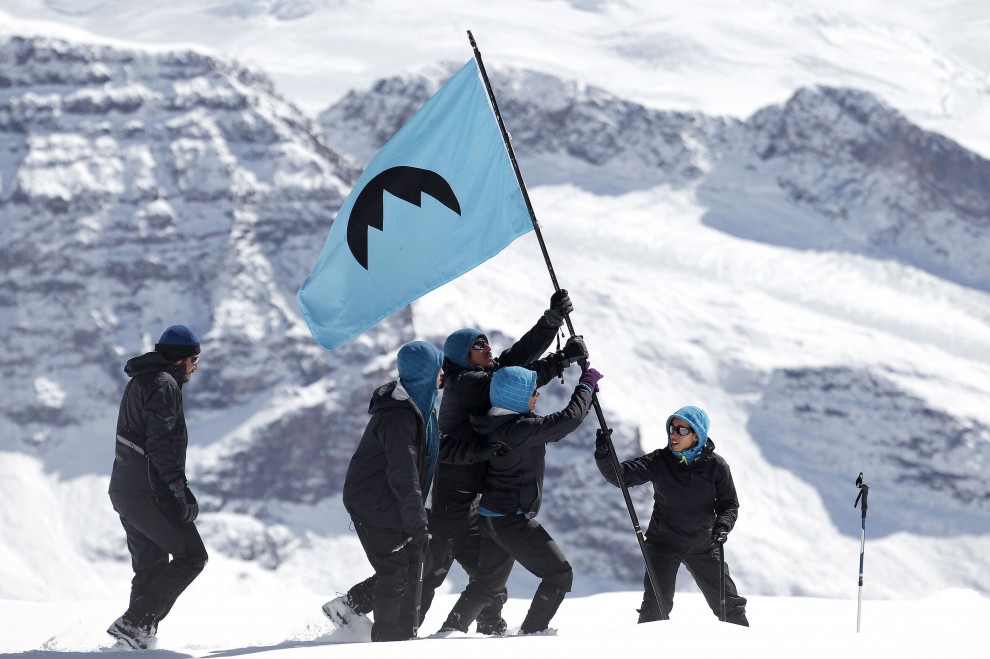 Cile, a difesa dei ghiacciai: una bandiera di Greenpeace in vetta