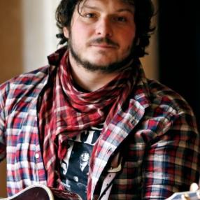 Una chitarra, una strada e la rete.  "Senza di lei tante emozioni andrebbero perse"