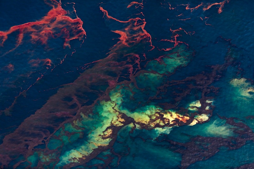 Obiettivo sul disastro, il mare &egrave; sfregiato