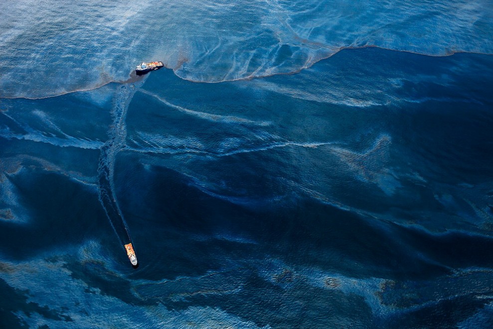 Obiettivo sul disastro, il mare &egrave; sfregiato