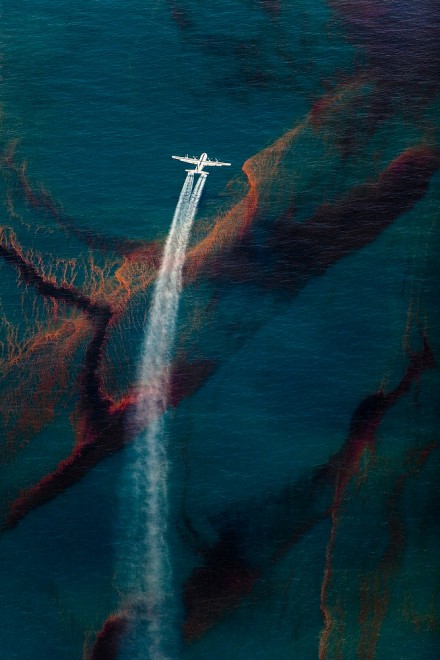 Obiettivo sul disastro, il mare &egrave; sfregiato
