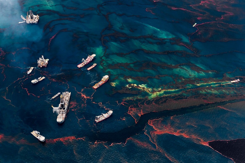 Obiettivo sul disastro, il mare &egrave; sfregiato