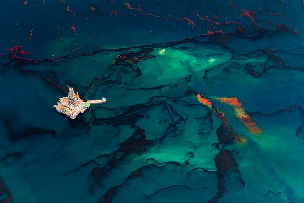 Obiettivo sul disastro, il mare &egrave; sfregiato