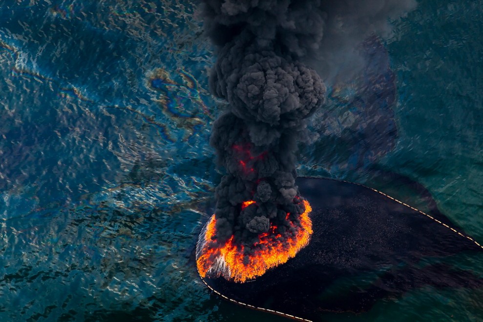 Obiettivo sul disastro, il mare &egrave; sfregiato