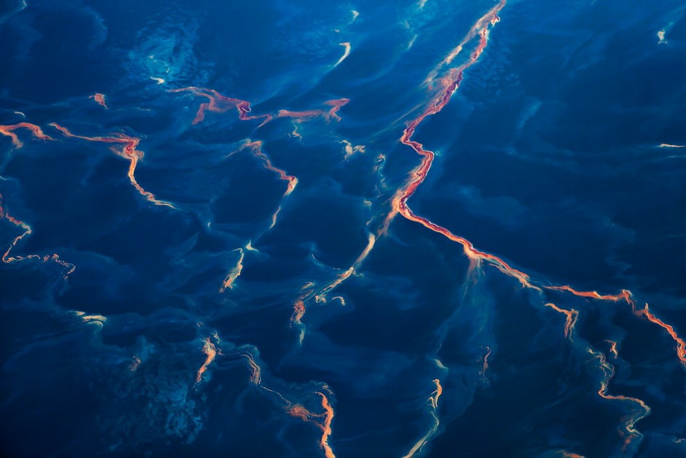 Obiettivo sul disastro, il mare &egrave; sfregiato