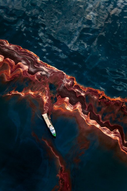 Obiettivo sul disastro, il mare &egrave; sfregiato