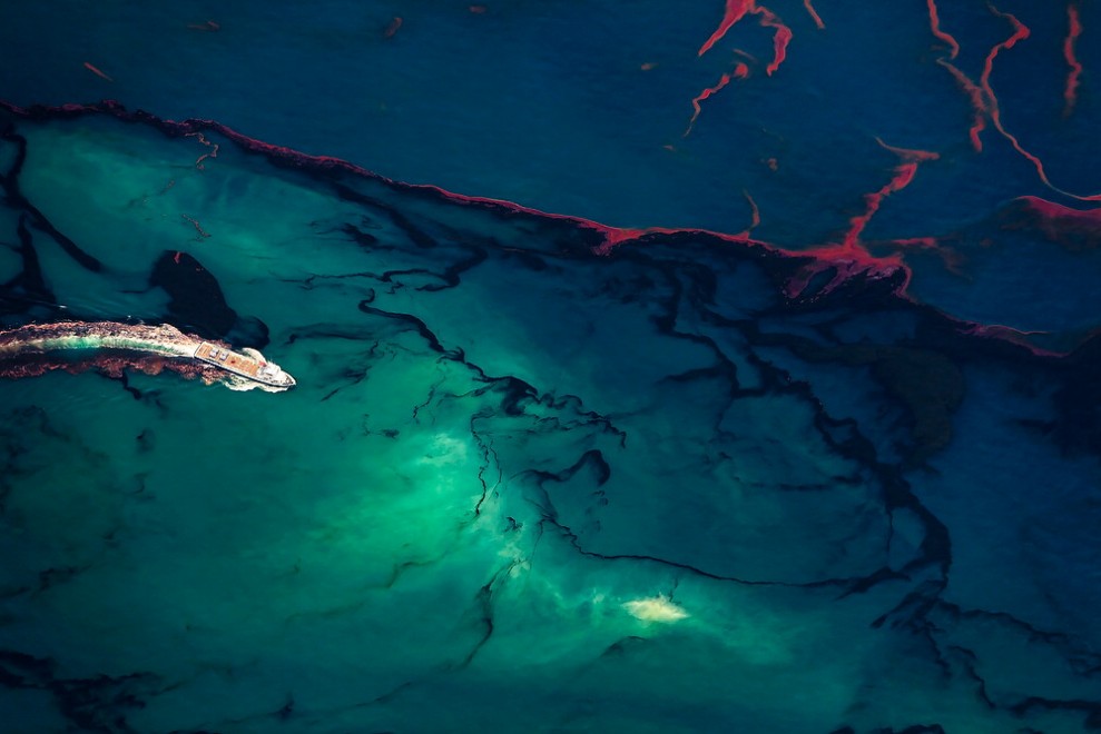 Obiettivo sul disastro, il mare &egrave; sfregiato