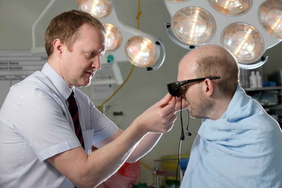 Operarsi guardando un film: in ospedale arrivano gli occhiali hi-tech