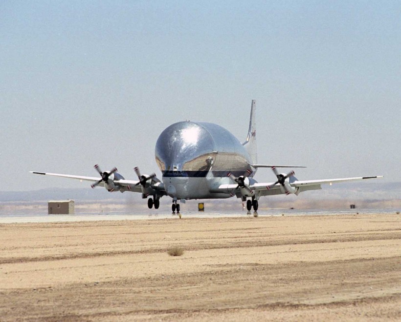 Nasa, trasporti spaziali: l'aereo sembra una balena