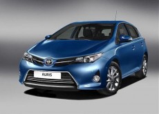 E la Toyota qui in mezzo sembra un vero UFO