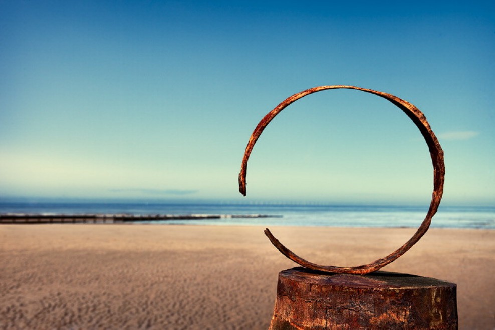 Setacciando la spiaggia: la spazzatura diventa arte