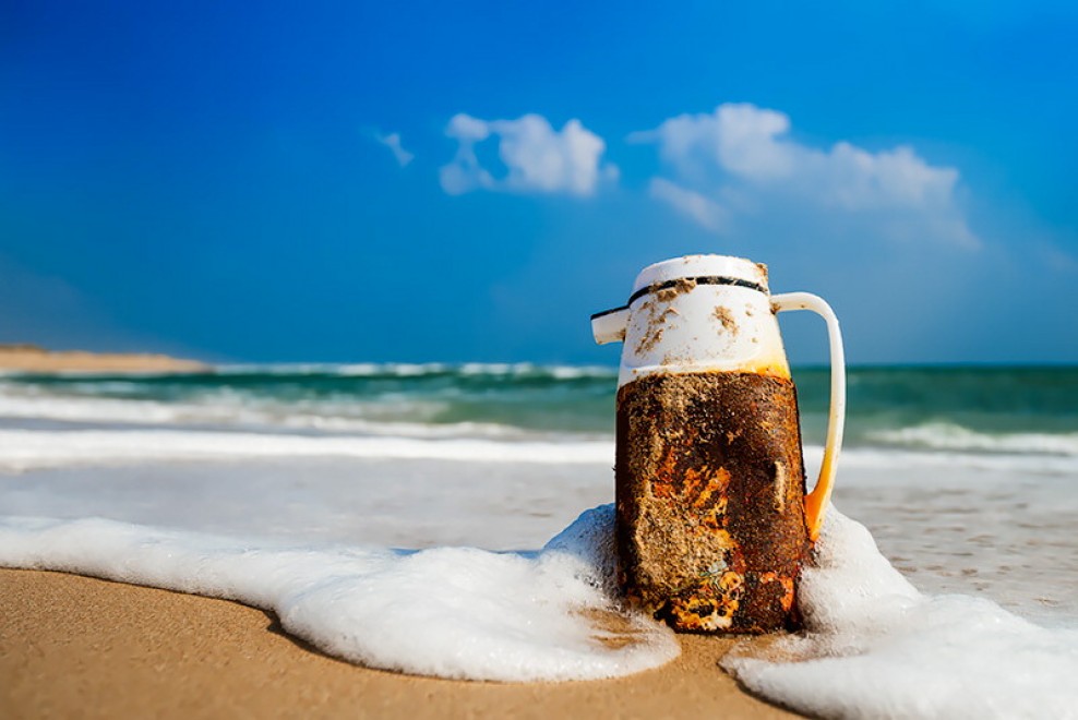 Setacciando la spiaggia: la spazzatura diventa arte