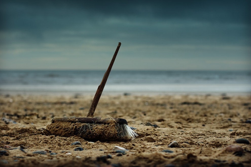 Setacciando la spiaggia: la spazzatura diventa arte