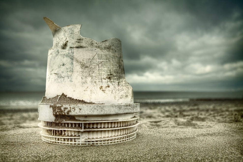 Setacciando la spiaggia: la spazzatura diventa arte