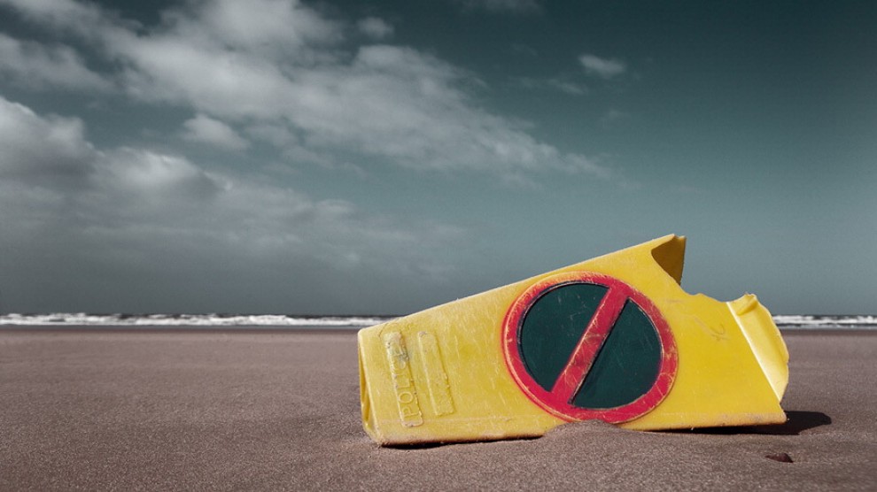 Setacciando la spiaggia: la spazzatura diventa arte