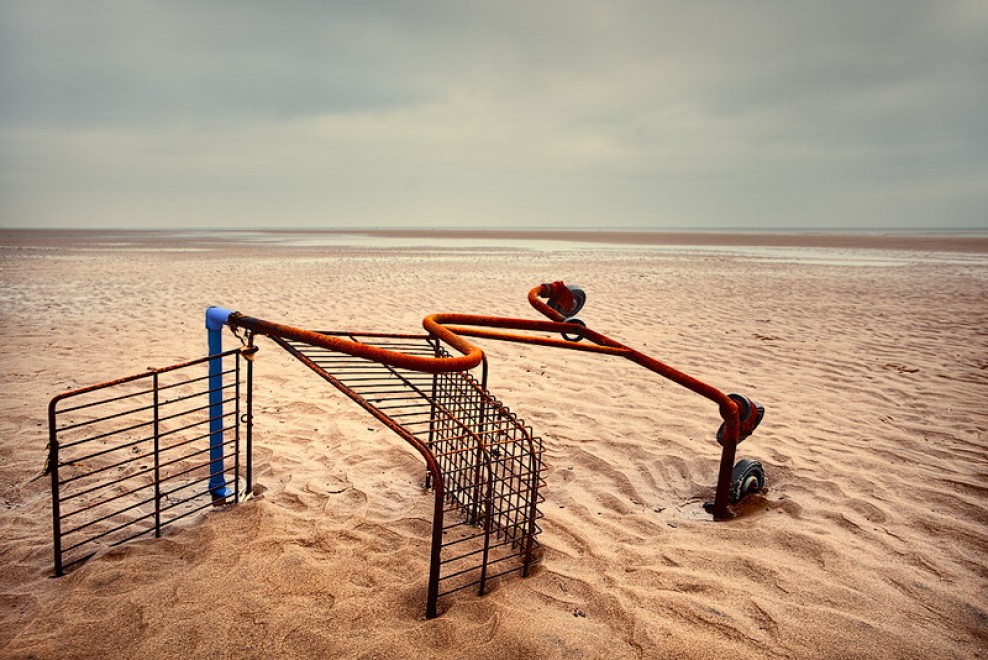 Setacciando la spiaggia: la spazzatura diventa arte