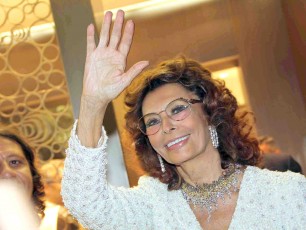 Cannes, il trionfo di Sophia Loren. "Io un mito? Ma quando mai..."